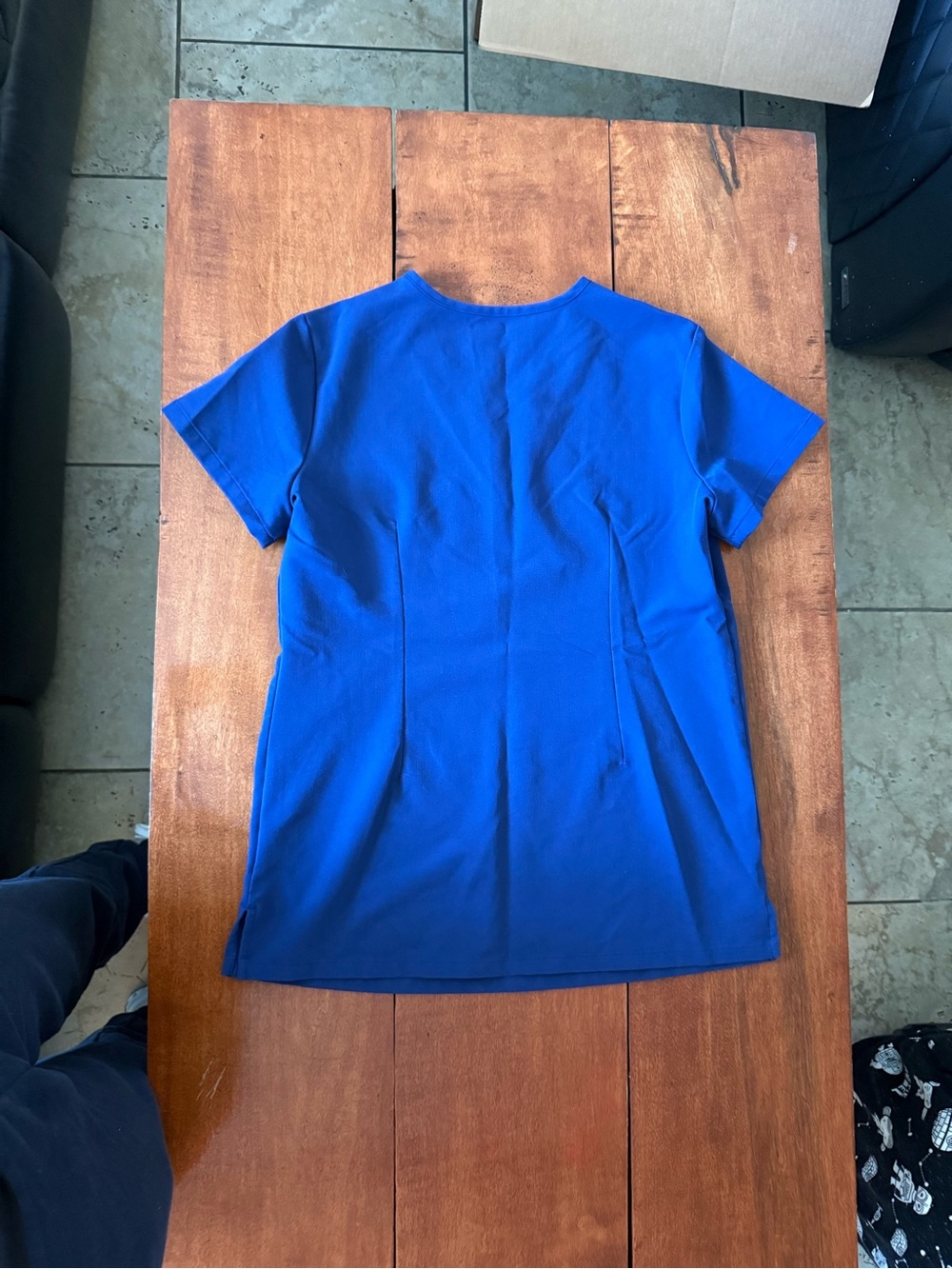 FIGS sapphire blue V-Neck Scrub Top and uman bottoms set - Picture 5 of 11